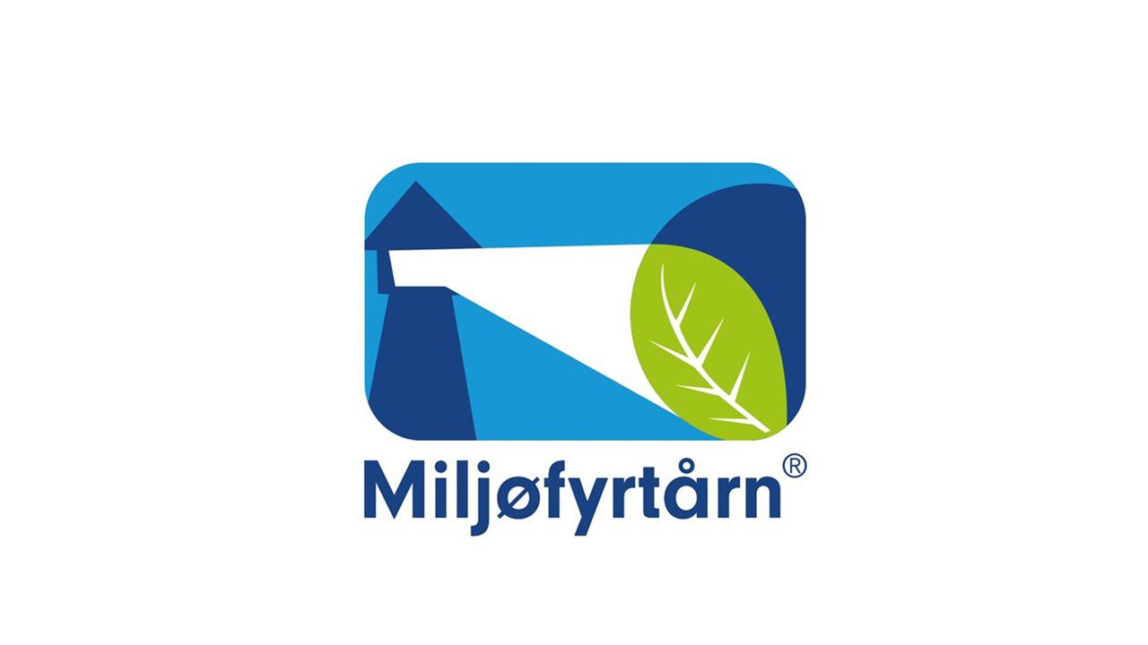 Logoen til Miljøfyrtårn som er eit fyrtårn som lyser på eit grønt tre.