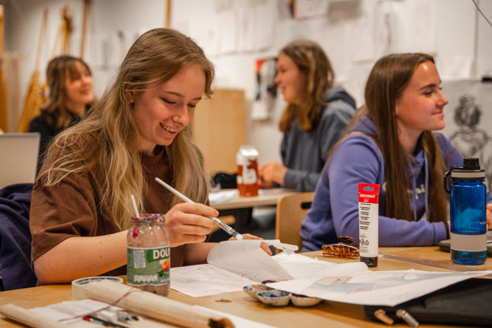 To jenter sit å malar bilete