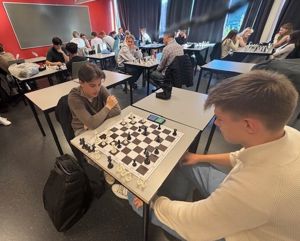 To gutar sit og spelar sjakk